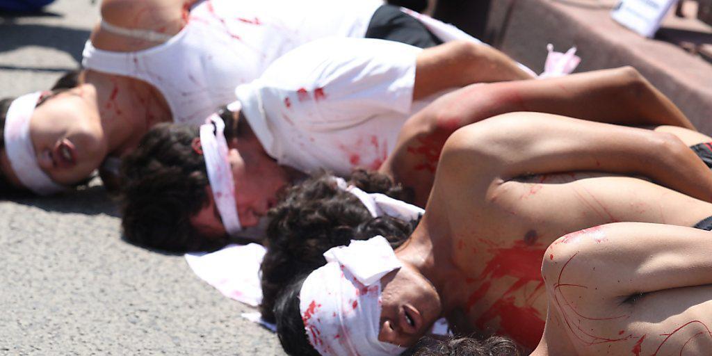 Aktivisten demonstrieren im mexikanischen Guadalajara gegen die mutmassliche T&ouml;tung von 43 Studenten - die Zahl der Morde in Mexiko ist derweil so niedrig wie lange nicht mehr.