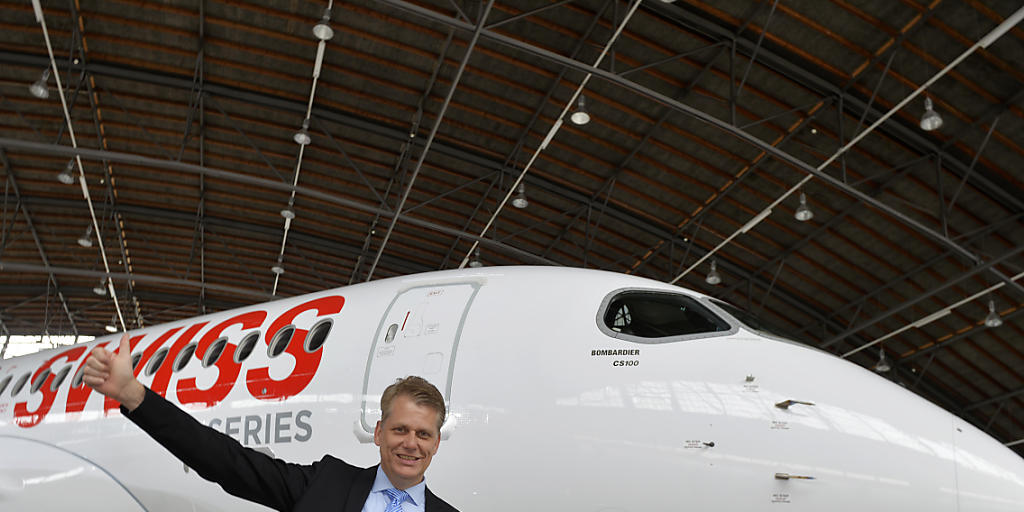 Swiss-Chef Harry Hohmeister posiert in einem Hangar am Flughafen Zürich vor dem neuen Bombardier-CS100-Jet der Fluggesellschaft. Mit solchen Jets soll ab 2016 schrittweise die Jumbolino-Flotte ersetzt werden. Swiss-Chef Harry Hohmeister posiert in einem Hangar am Flughafen Zürich vor dem neuen Bombardier-CS100-Jet der Fluggesellschaft. Mit solchen Jets soll ab 2016 schrittweise die Jumbolino-Flotte ersetzt werden.