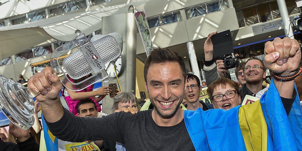 Schwedens ESC-Gewinner Måns Zelmerlöw geniesst das Bad in der Menge am Flughafen in Stockholm (Archiv)