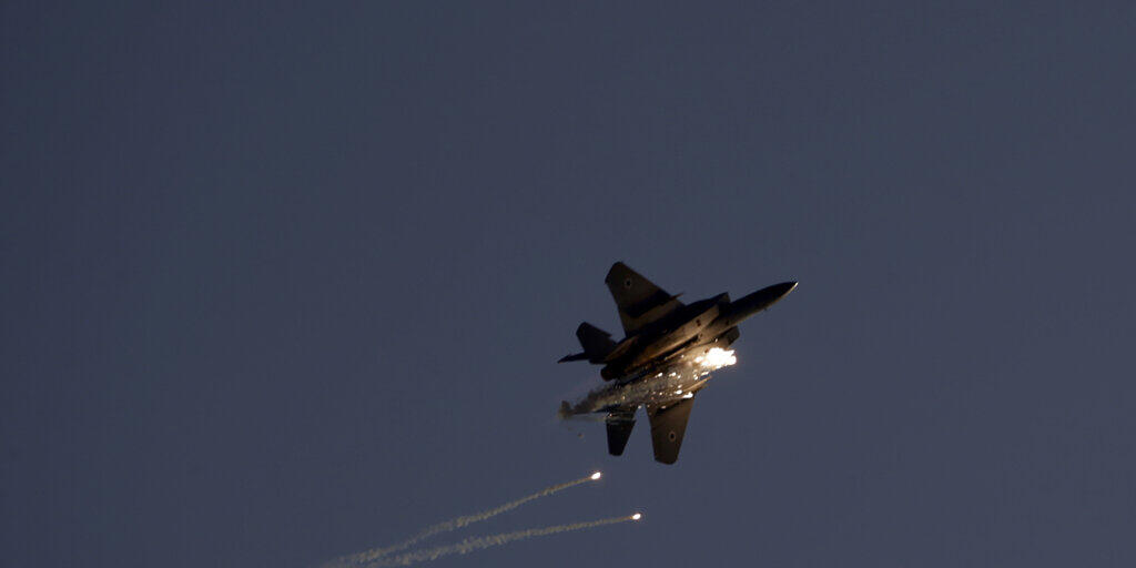 Ein israelisches Kampfflugzeug des Typs F15 bei einer Flugvorführung im Süden Israels. (Symbolbild)
