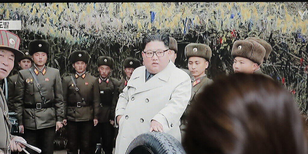 Das Fernsehen zeigt eine Archivaufnahme des nordkoreanischen Machthabers Kim Jong Un. (Archivbild) Das Fernsehen zeigt eine Archivaufnahme des nordkoreanischen Machthabers Kim Jong Un. (Archivbild)