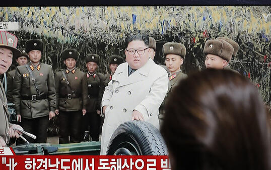 Das Fernsehen zeigt eine Archivaufnahme des nordkoreanischen Machthabers Kim Jong Un. (Archivbild)