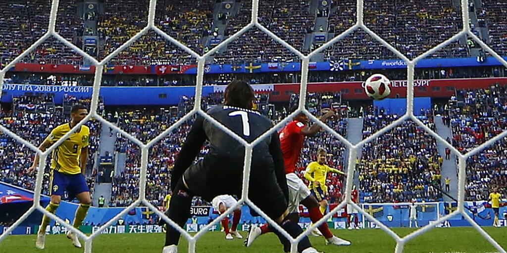 Der Schweizer Goalie Yann Sommer kann dem Ball nur noch hinterherschauen