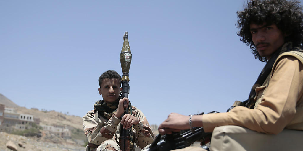 Huthi-Kämpfer mit ihren Waffen im Jemen: Die Hilfsorganisation Oxfam fordert die Staatengemeinschaft auf, den Konflikt nicht mit Waffenlieferungen zu befeuern. (Archivbild) Huthi-Kämpfer mit ihren Waffen im Jemen: Die Hilfsorganisation Oxfam fordert die Staatengemeinschaft auf, den Konflikt nicht mit Waffenlieferungen zu befeuern. (Archivbild)