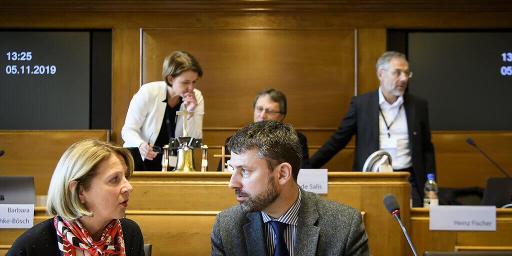 SEK-Präsident Gottfried Locher im Gespräch mit Vize-Ratspräsidentin Esther Gaillard an der Abgeordnetenversammlung des Schweizerischen Evangelischen Kirchenbundes (SEK) im Rathaus Bern.