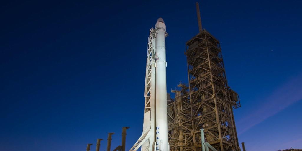 Die "Falcon 9"-Trägerrakete kurz vor dem Start - der dann wegen technischen Problemen auf Sonntag verschoben wurde. Die "Falcon 9"-Trägerrakete kurz vor dem Start - der dann wegen technischen Problemen auf Sonntag verschoben wurde.