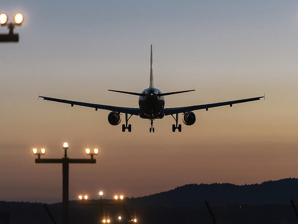 Auf einem Flug von Kuala Lumpur nach Dhaka hat sich ein 20-jähriger Flugpassagier nackt ausgezogen und Stewardessen attackiert. (Symbolbild)