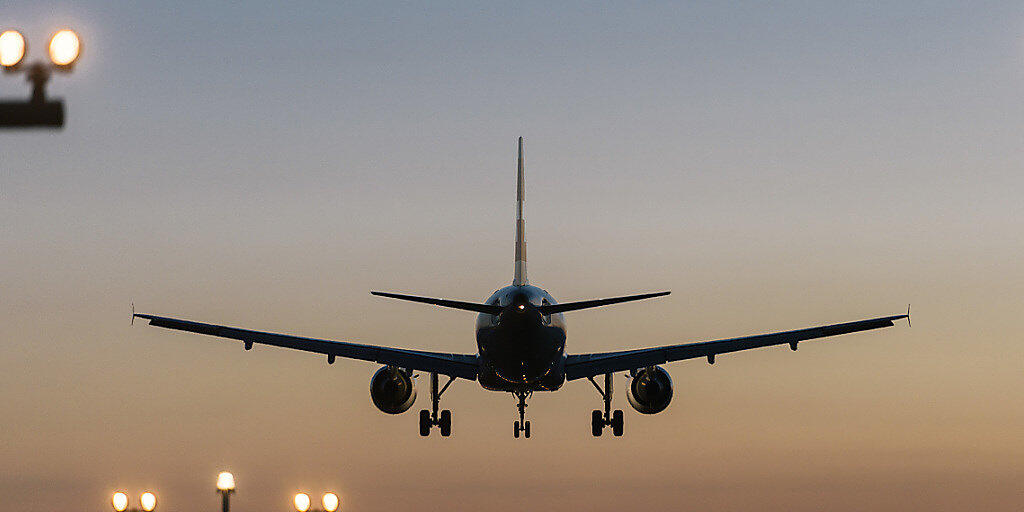 Auf einem Flug von Kuala Lumpur nach Dhaka hat sich ein 20-jähriger Flugpassagier nackt ausgezogen und Stewardessen attackiert. (Symbolbild)