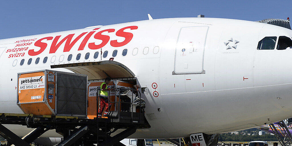 Ein Flugzeug der Fluggesellschaft Swiss auf dem Flughafen Kloten (Archivbild).