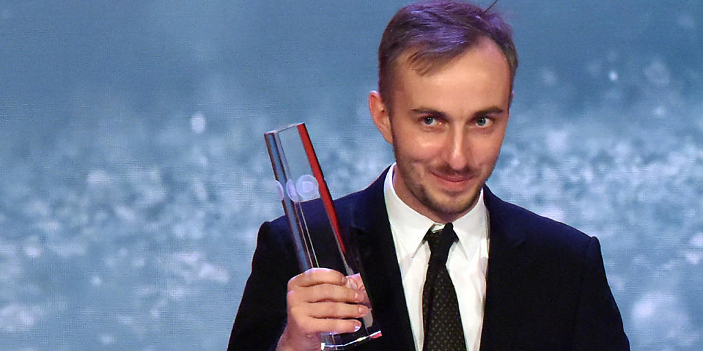 Wie im Vorjahr hat der TV-Moderator Jan Böhmermann für seine Late-Night-Show einen Deutschen Fernsehpreise gewonnen. Wie im Vorjahr hat der TV-Moderator Jan Böhmermann für seine Late-Night-Show einen Deutschen Fernsehpreise gewonnen.