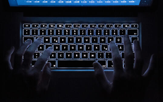 Illustration - Cyberkriminalität Darknet, Cyberkriminalität, Tastatur, Notebook, Hacker Kriminalität, Stahl, Industrie, Internet, Sicherheit, lnw, Kriminalität, Deutschland, Hessen, Unternehmen