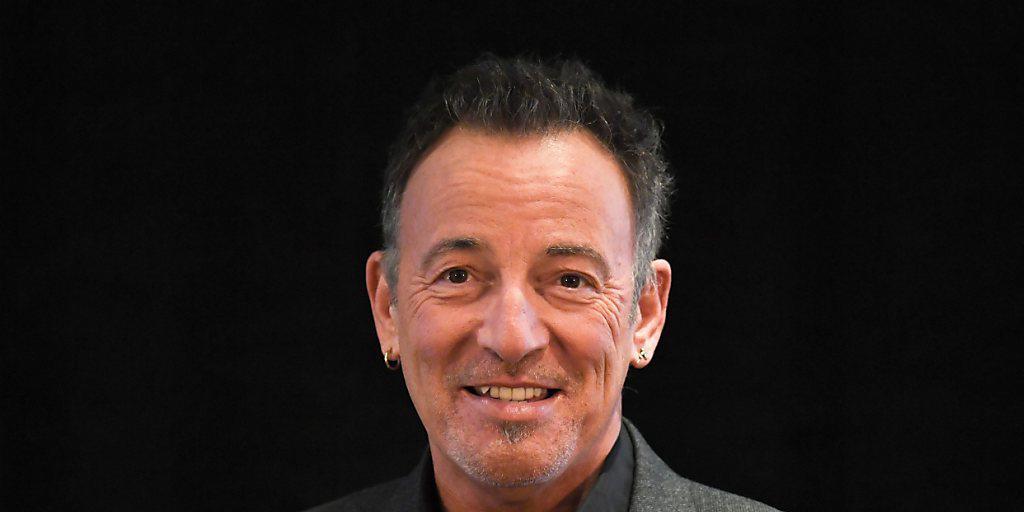 Bruce Springsteen hat am Donnerstagabend im Rahmen der Frankfurter Buchmesse seine Autobiografie "Born to Run" vorgestellt - und mit Galgenhumor über seine Depressionen gesprochen.