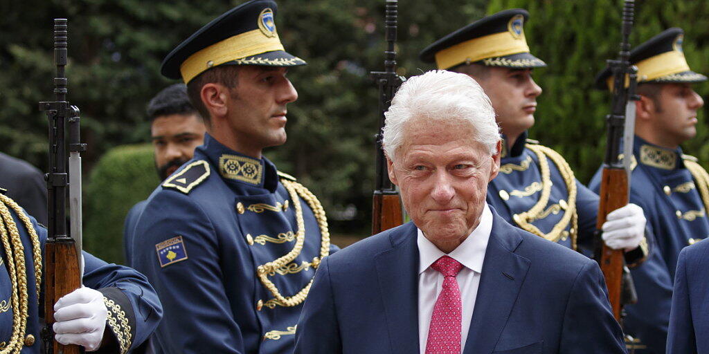 Der fr&uuml;here US-Pr&auml;sident Bill Clinton inspiziert die kosovarische Ehrengarde in der Hauptstadt Pristina.