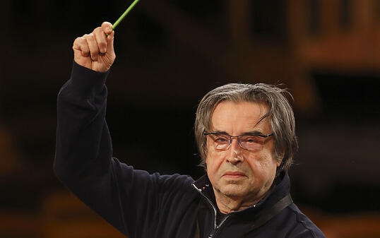 HANDOUT - Unter der Leitung von Dirigent Riccardo Muti proben die Wiener Philharmoniker für das traditionelle Neujahrskonzert. Foto: Dieter Nagl/Wiener Philharmoniker/APA/dpa - ACHTUNG: Nur zur redaktionellen Verwendung im Zusammenhang mit der aktuellen Berichterstattung und nur mit vollständiger Nennung des vorstehenden Credits