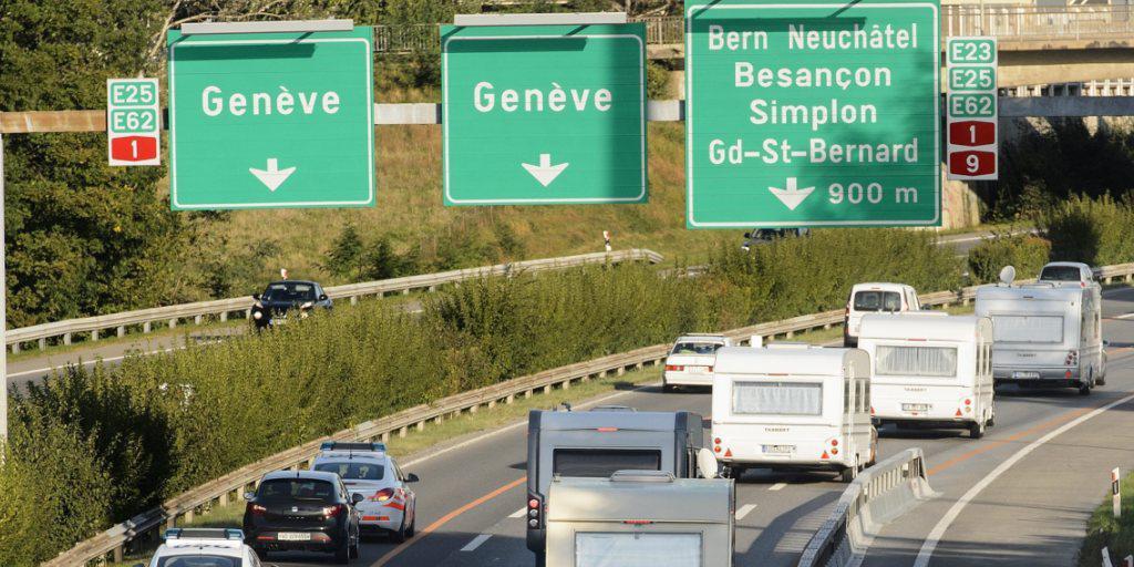 Autos mit Anhänger oder Wohnwagen sollen auf Autobahnen künftig 100 km/h schnell fahren dürfen. Heute gilt ein Tempolimit von 80 km/h. (Archivbild)