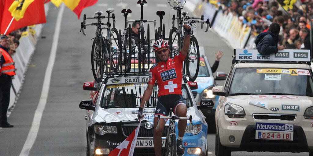 Mit der Schweizer Fahne in der Hand feiert Fabian Cancellara seinen Triumph bei der Flandern-Rundfahrt