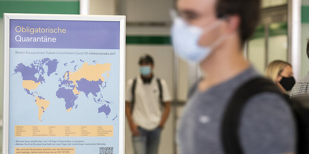 Ein Plakat am Flughafen Zürich weist auf die obligatorische Quarantäne bei der Einreise aus bestimmten Ländern hin. (Archivbild)
