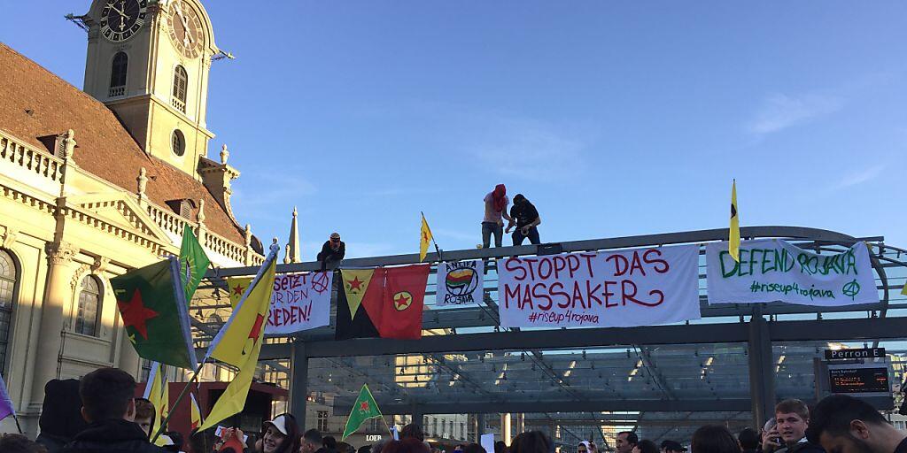 Hunderte Kurdinnen und Kurden protestierten in Bern am Freitagabend gegen die türkische Offensive in Nordsyrien.