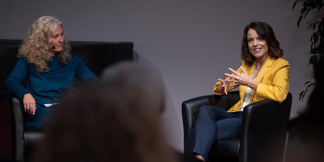 Mona Vetsch (r.) erzählte im Talk mit Nadja R. Buser frisch von der Leber von ihren Erfahrungen auf ihrer Glückssuche.