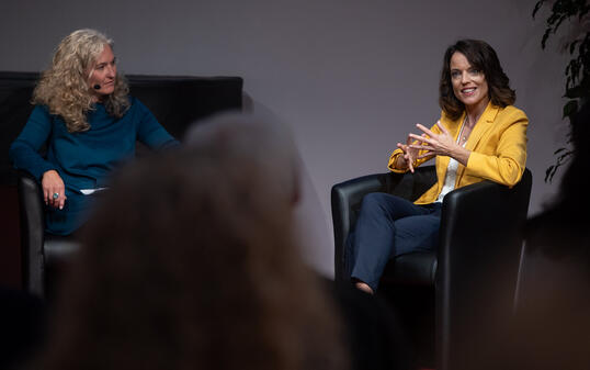 Mona Vetsch (r.) erzählte im Talk mit Nadja R. Buser frisch von der Leber von ihren Erfahrungen auf ihrer Glückssuche.