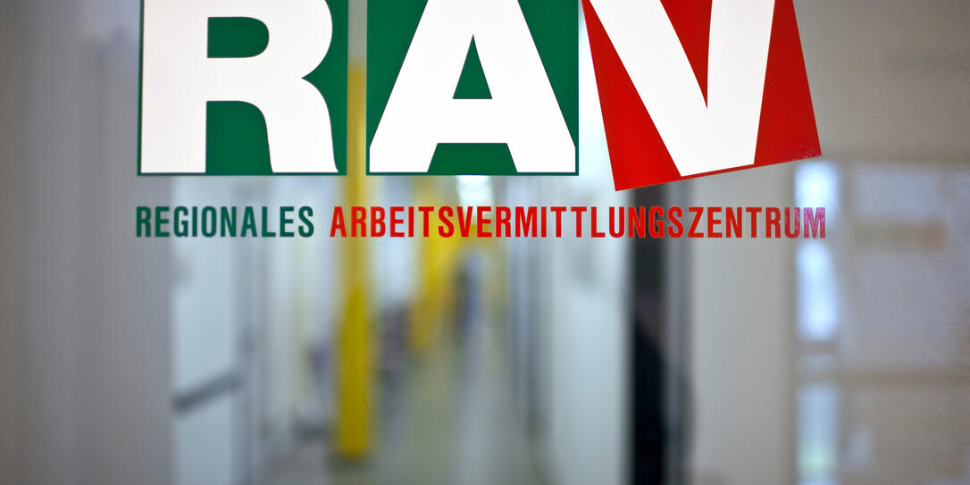 ARBEITSLOSIGKEIT, RAV, REGIONALE ARBEITSVERMITTLUNG, ARBEITSVERMITTLUNGZENTRUM, EINGANG, TUERE, TUER, FLUR, GANG,