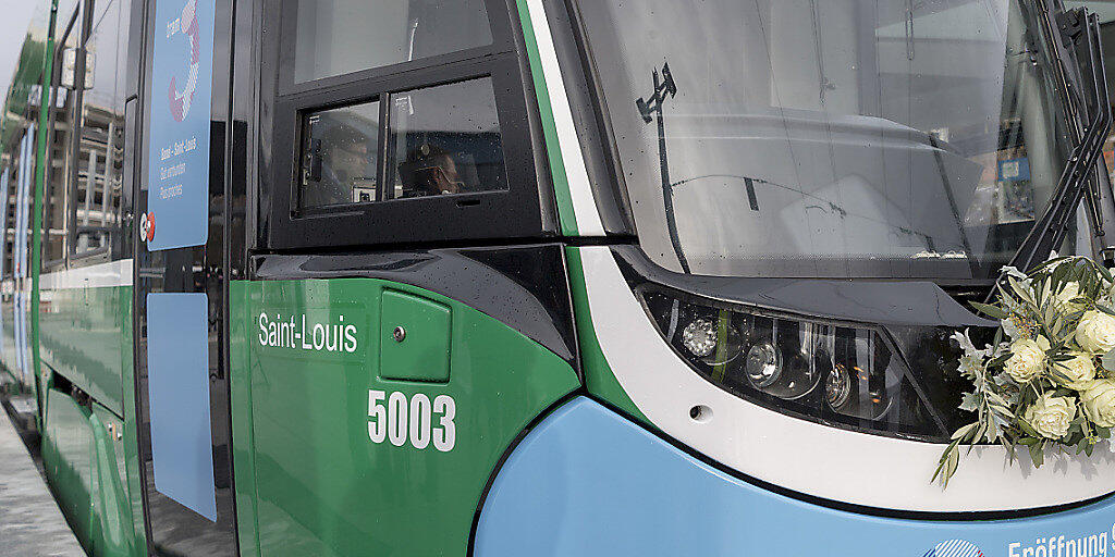 Bei der Eröffnung des französischen Streckenabschnitts noch mit Blumen geschmückt, müssen die Basler Trams dort inzwischen von Sicherheitspersonal begleitet werden. (Archivbild)