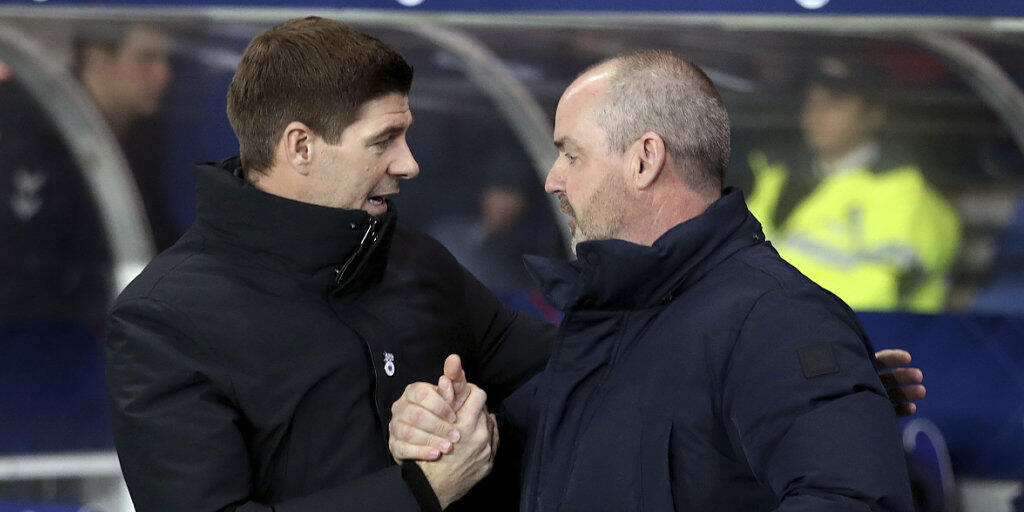 Steve Clarke  (rechts) ist neuer schottischer Nationaltrainer. Links im Bild ist Steven Gerrard. Die frühere Spieler-Legende von Liverpool ist aktuell Manager der Glasgow Rangers