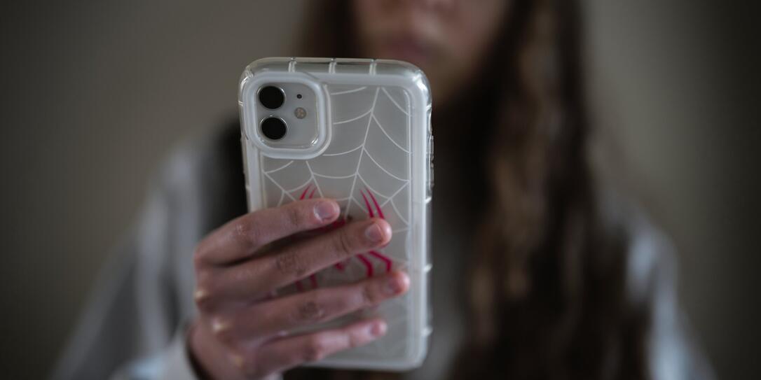 JUGEND, JUGENDLICHE, JUGENDLICHER, JUNGE ERWACHSENE, TEENAGER,  MEDIEN, MEDIENNUTZUNG, MEDIENKONSUM, NACHRICHTEN, MEDIEN, GESELLSCHAFT,  HANDY, SMARTPHONE,  ONLINE, ONLINE MEDIEN, ONLINEMEDIEN, DIGITALE MEDIEN MAEDCHEN, TEENIE, TEEN, GESCHAEFTSBERICHT 202