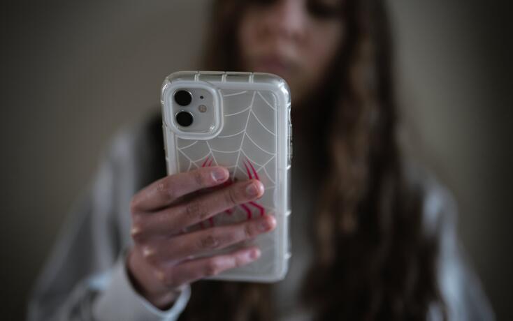 JUGEND, JUGENDLICHE, JUGENDLICHER, JUNGE ERWACHSENE, TEENAGER,  MEDIEN, MEDIENNUTZUNG, MEDIENKONSUM, NACHRICHTEN, MEDIEN, GESELLSCHAFT,  HANDY, SMARTPHONE,  ONLINE, ONLINE MEDIEN, ONLINEMEDIEN, DIGITALE MEDIEN MAEDCHEN, TEENIE, TEEN, GESCHAEFTSBERICHT 202