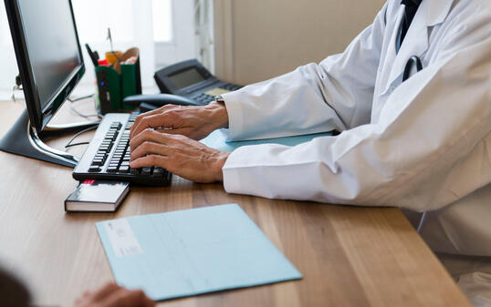 PATIENTIN, PATIENT, ARZTPRAXIS, HAUSARZT, HAUSAERZTE, ARZTBESUCH, HAUSARZTPRAXIS, BEHANDLUNG, MEDIZINISCHE BEHANDLUNG,  ARZT, AERZTE, BERATUNG, BERATUNGEN, ARZTTERMIN, ARZTTERMINE, ARZTBESUCHE, ARZTBESUCH, AERZTIN,  PATIENTENAKTE, DOSSIER, PATIENTENDOSSIER
