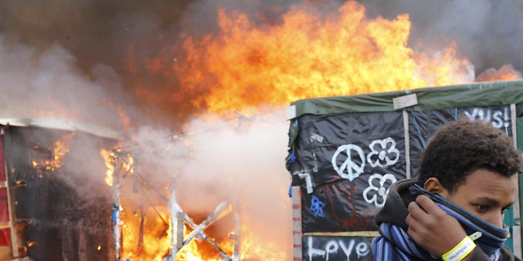 Am Mittwochmorgen brannte der "Dschungel" von Calais an bestimmten Stellen.