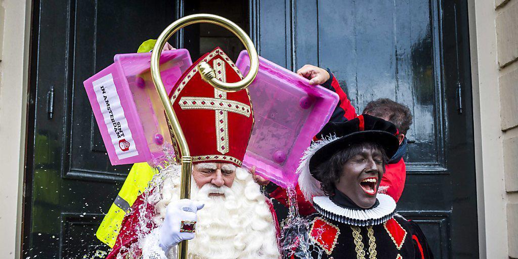 Dem "Zwarte Piet" (rechts) soll es an den Kragen gehen - UNO-Komitee fordert Abschaffung von niederländischer Tradition