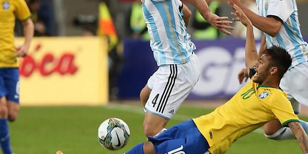Brasiliens Neymar in Rücklage gegen Argentiniens Marcos Rojo.