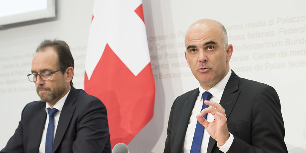 Gesundheitsminister Alain Berset (rechts) und der Direktor des Bundesamts für Gesundheit, Pascal Strupler (links), gaben heute einen weiteren Anstieg der Krankenkassenprämien bekannt.