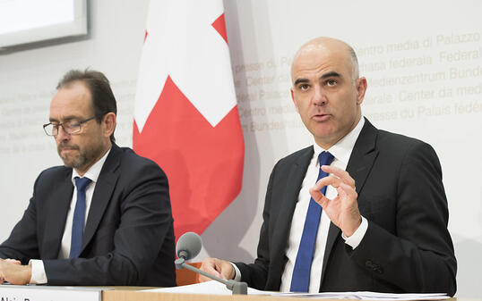Gesundheitsminister Alain Berset (rechts) und der Direktor des Bundesamts für Gesundheit, Pascal Strupler (links), gaben heute einen weiteren Anstieg der Krankenkassenprämien bekannt.