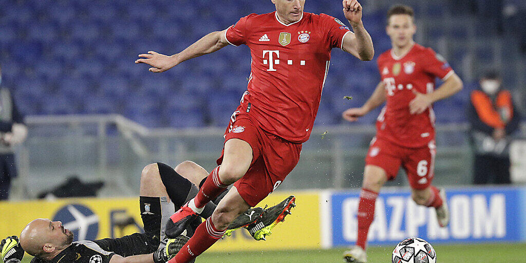 Robert Lewandowski umkurvt Pepe Reina und bringt die Bayern in der 9. Minute mit 1:0 in Führung
