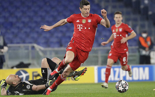 Robert Lewandowski umkurvt Pepe Reina und bringt die Bayern in der 9. Minute mit 1:0 in Führung