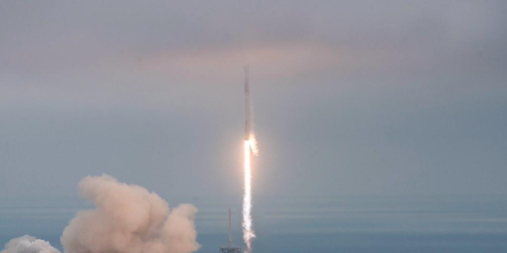 Im zweiten Anlauf gelang der Start: Die Falcon-9-Rakete ist auf dem Weg zur ISS.