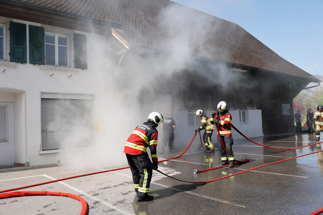 Schluss&uuml;bung beim Kurs f&uuml;r neue Feuerwehrleute beim "Restaurant L&ouml;wen&raquo; in Gamprin-Bendern.