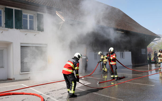 Schluss&uuml;bung beim Kurs f&uuml;r neue Feuerwehrleute beim "Restaurant L&ouml;wen&raquo; in Gamprin-Bendern.