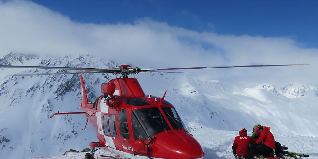 Die Bergretter der Schweizerischen Rettungsflugwacht (Rega) im Einsatz. Sie mussten drei Skitourenfahrer ausfliegen, die zusammen mit ihren vier Rettern eine Nacht im Biwak verbracht hatten. (Bild: Rega)