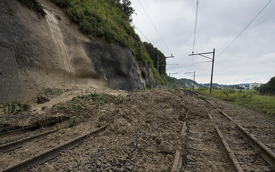 Bereits mehrmals verschütteten Erdrutsche die Gleise der SBB-Linie zwischen Bern und Freiburg. Eine Neubaustrecke kommt für den Bundesrat dennoch nicht infrage. (Archiv)