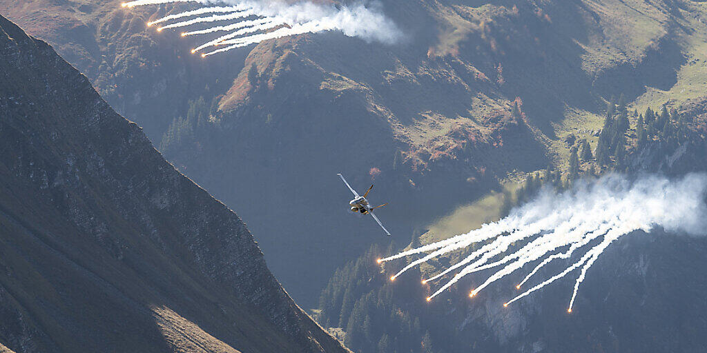 Das traditionelle Fliegerschiessen auf der Axalp - hier ein Bild aus dem Jahr 2018 - findet auch dieses Jahr nicht statt. Grund dafür sind die zu engen Platzverhältnisse während der Corona-Pandemie. (Archivbild) Das traditionelle Fliegerschiessen auf der Axalp - hier ein Bild aus dem Jahr 2018 - findet auch dieses Jahr nicht statt. Grund dafür sind die zu engen Platzverhältnisse während der Corona-Pandemie. (Archivbild)