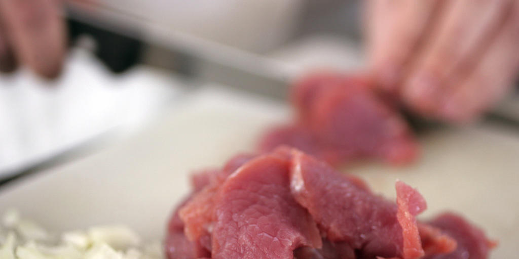Hohes Preisniveau: Fleisch ist in der Schweiz zweieinhalb Mal so teuer wie im EU-Schnitt. (Archiv) Hohes Preisniveau: Fleisch ist in der Schweiz zweieinhalb Mal so teuer wie im EU-Schnitt. (Archiv)