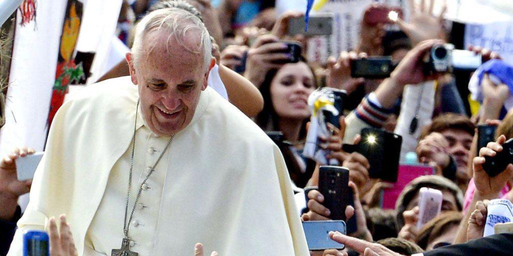 Papst bei der Ankunft beim Marienheiligtum von Caacupé Papst bei der Ankunft beim Marienheiligtum von Caacupé