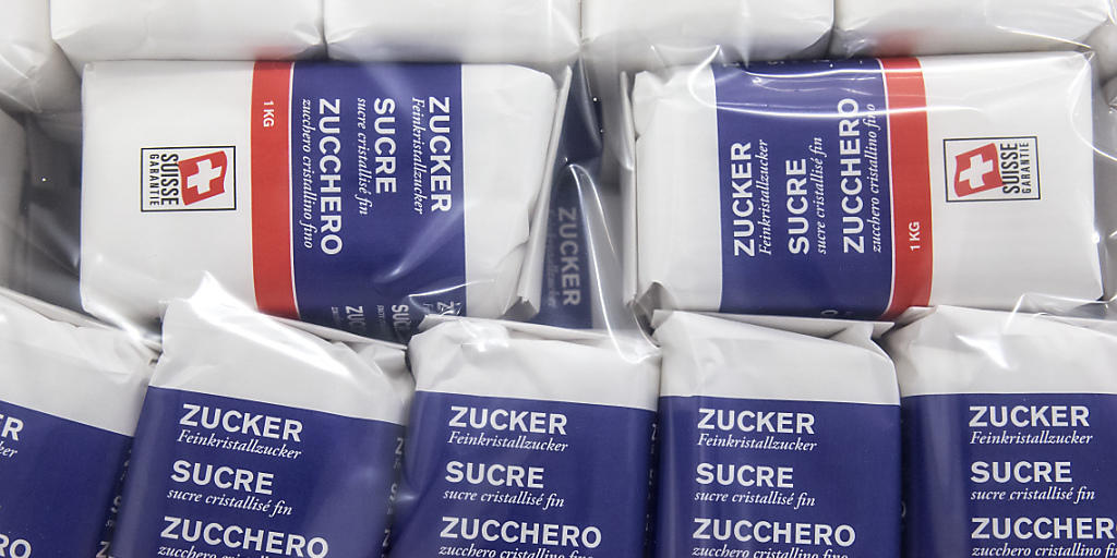 Abgefüllte Packungen mit Kristallzucker auf einer Palette in der Zuckerfabrik Aarberg.