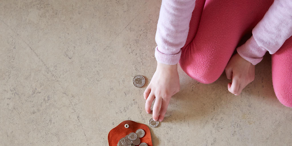 Wenn das Geld kaum reicht: In der Schweiz war im Jahr 2014 jedes 20. Kind von Armut betroffen und jedes sechste davon bedroht. Wenn das Geld kaum reicht: In der Schweiz war im Jahr 2014 jedes 20. Kind von Armut betroffen und jedes sechste davon bedroht.
