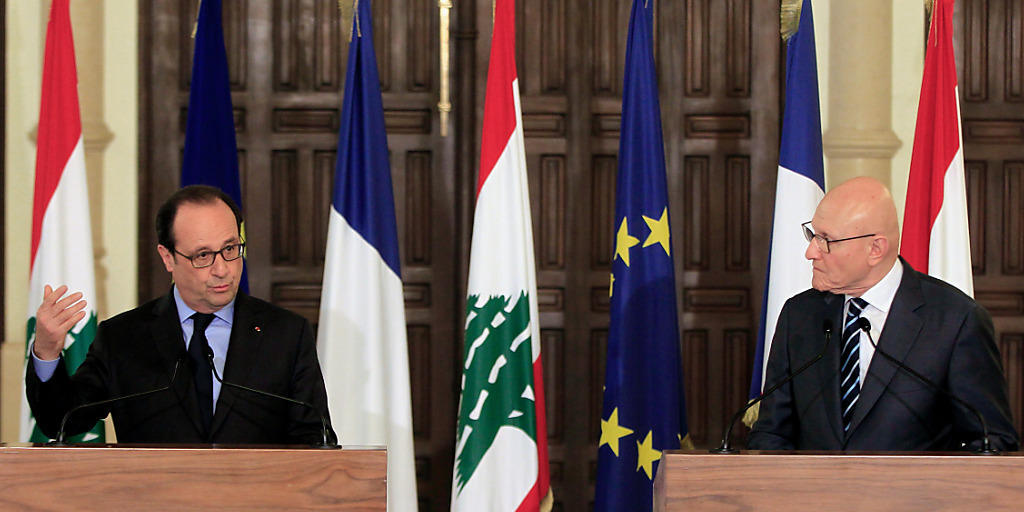 Frankreichs Präsident François Hollande (l) und der libanesische Regierungschef Tammam Salam vor den Medien in Beirut Frankreichs Präsident François Hollande (l) und der libanesische Regierungschef Tammam Salam vor den Medien in Beirut