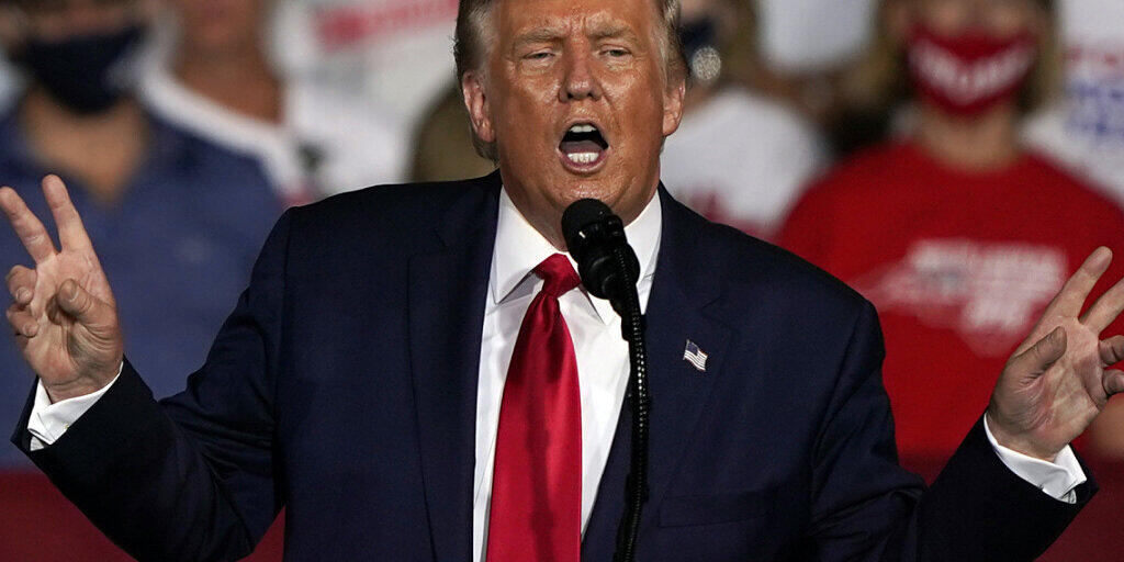 Donald Trump, Präsident der USA, spricht während einer Wahlkampfveranstaltung. Foto: Chris Carlson/AP/dpa