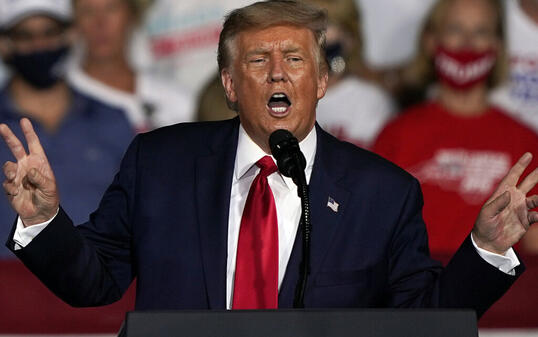 Donald Trump, Präsident der USA, spricht während einer Wahlkampfveranstaltung. Foto: Chris Carlson/AP/dpa